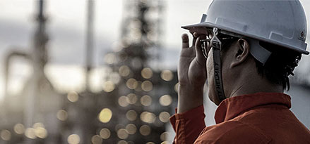 Employé Mobil regardant une grande usine