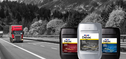 Bidons Mobil Delvac Ultra, Modern et Legend avec un tracteur dans une ferme