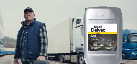 Chauffeur de camion avec le produit Mobil Delvac Ultra