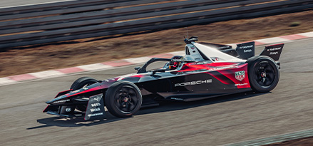 Voiture Porsche Formula E sur la piste 