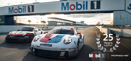 2 Porsche sur la piste de Sebring avec le logo Mobil derrière 